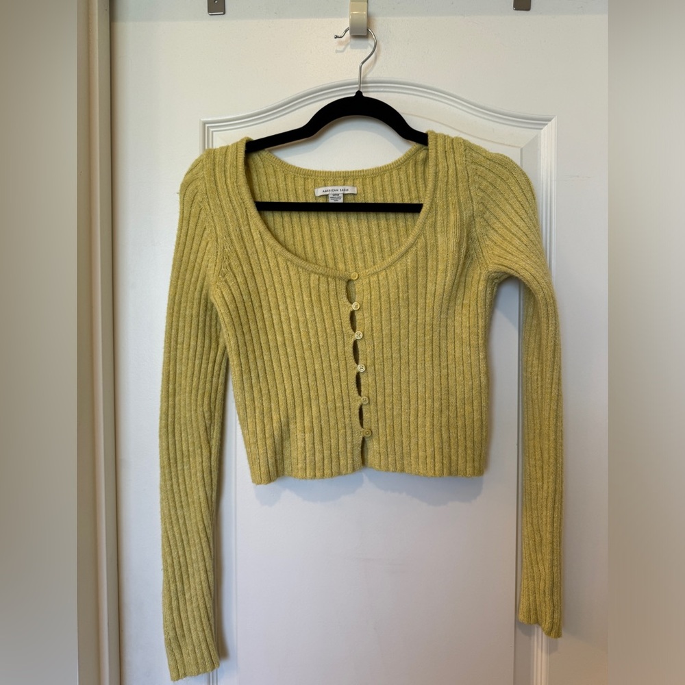 Super soft American Eagle sweater size Small charteuse color like new